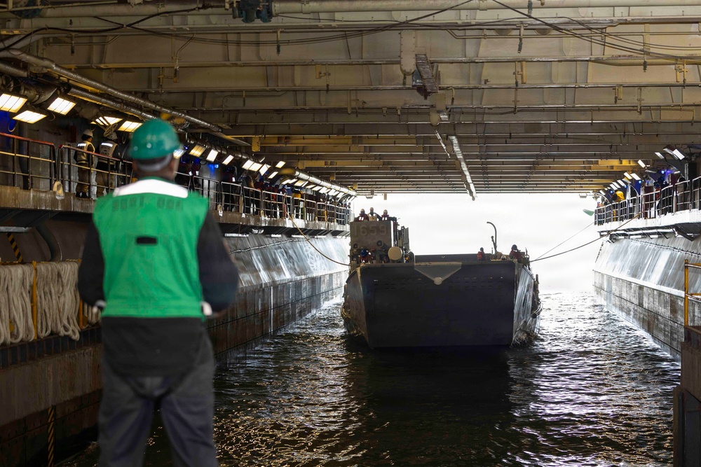 Kearsarge Conducts Well Deck Operation