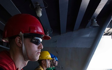 Abraham Lincoln conducts a fueling-at-sea with Michael Murphy