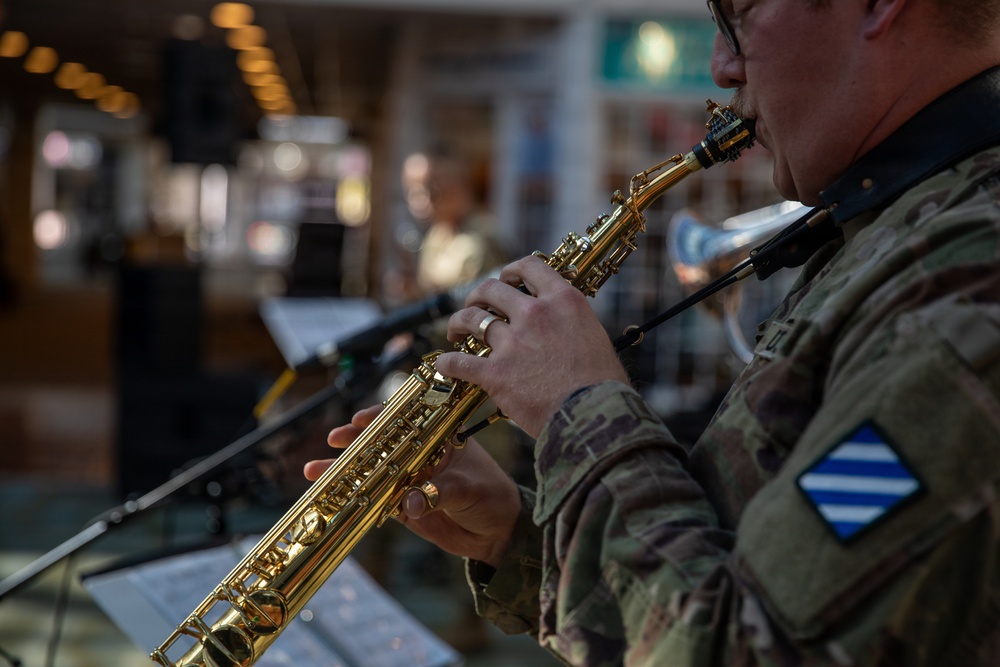 3rd Infantry Division Band brings holiday cheer to travelers