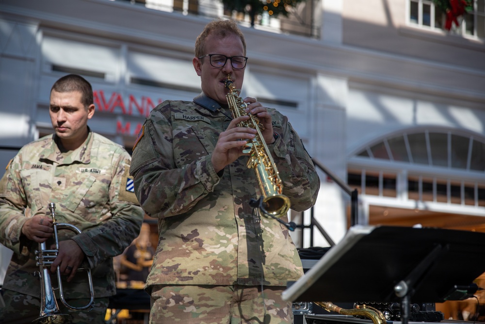 3rd Infantry Division Band brings holiday cheer to travelers