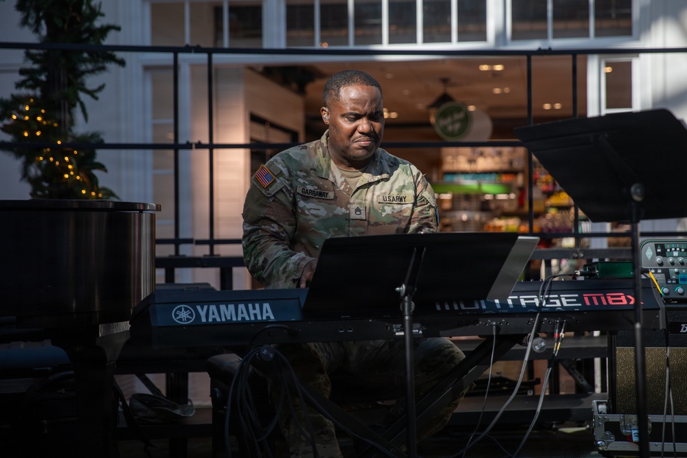 3rd Infantry Division Band brings holiday cheer to travelers
