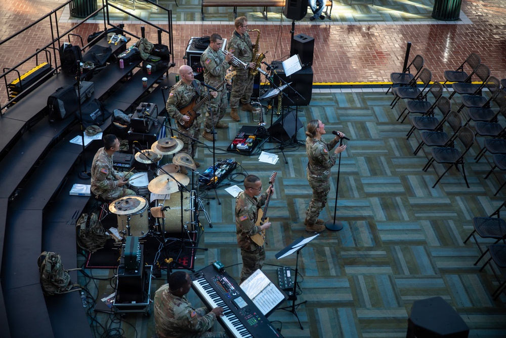 3rd Infantry Division Band brings holiday cheer to travelers