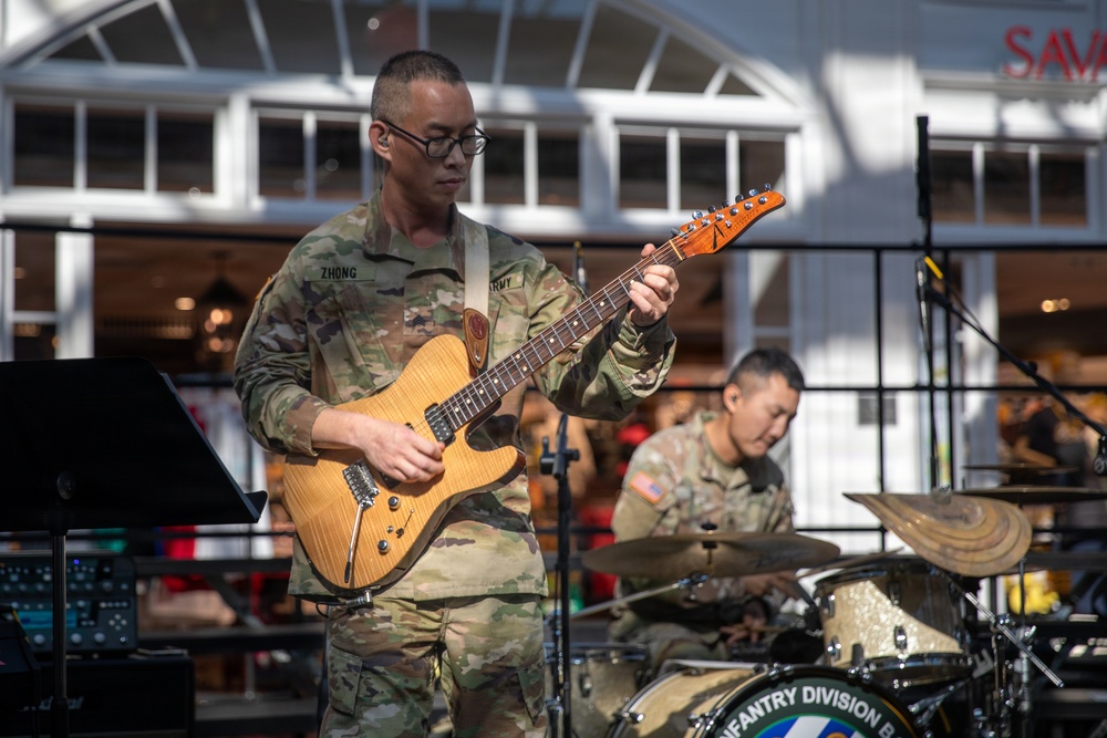 3rd Infantry Division Band brings holiday cheer to travelers