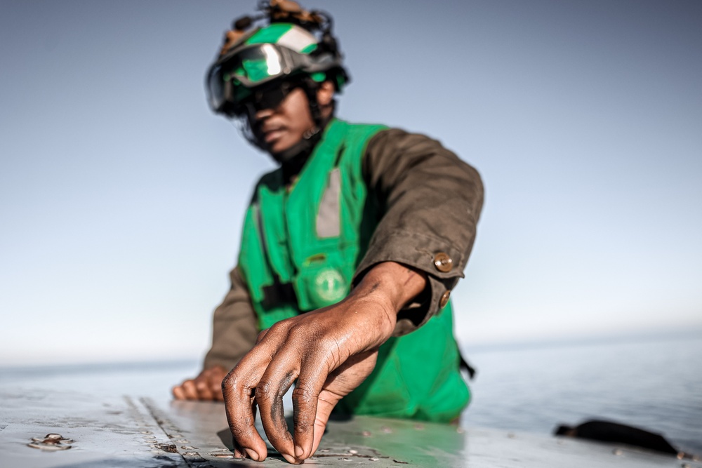 11th MEU Marines Conduct Maintenance on CH-53E Super Stallions Aboard USS Portland