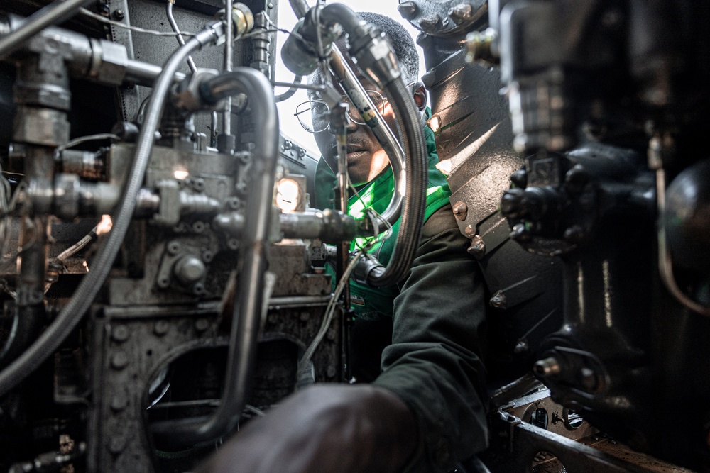 11th MEU Marines Conduct Maintenance on CH-53E Super Stallions Aboard USS Portland