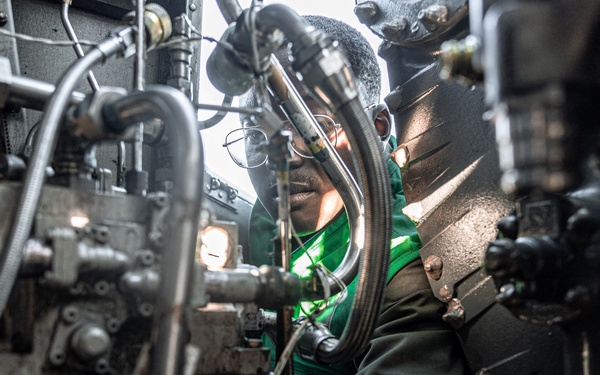 11th MEU Marines Conduct Maintenance on CH-53E Super Stallions Aboard USS Portland