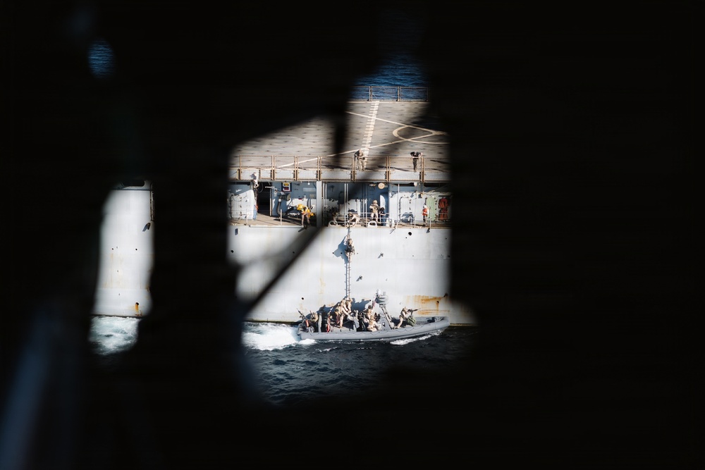 11th MEU Marines, Sailors Conduct VBSS Exercise Aboard USS Comstock