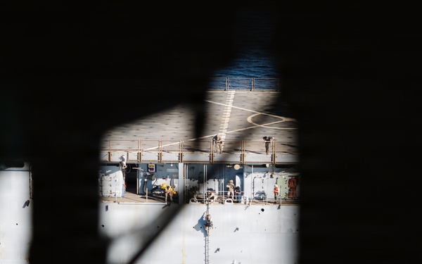 11th MEU Marines, Sailors Conduct VBSS Exercise Aboard USS Comstock