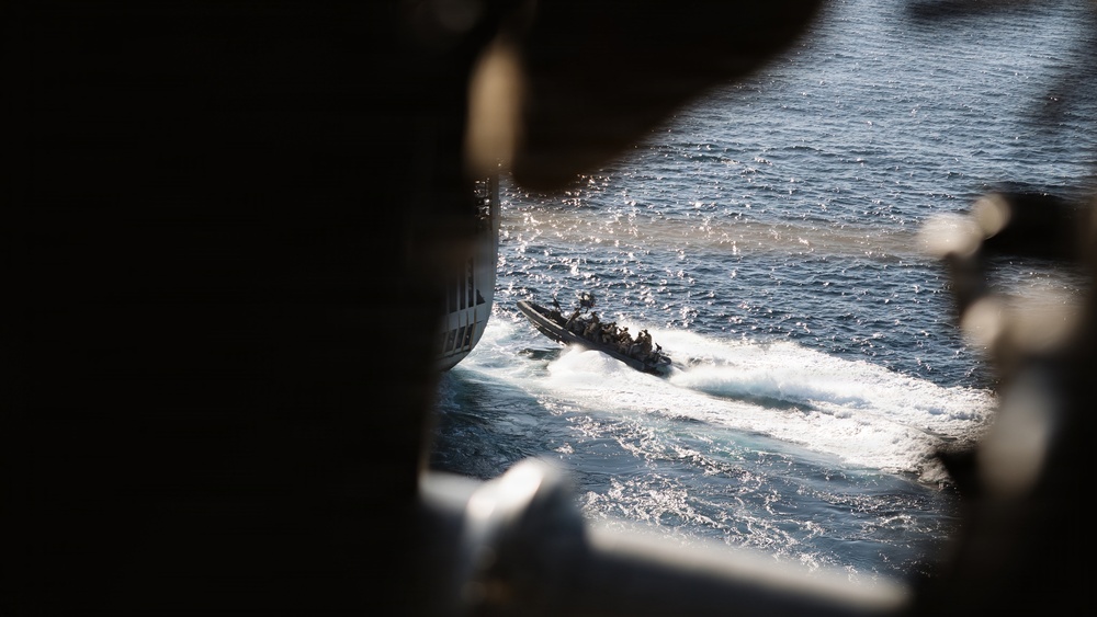 11th MEU Marines, Sailors Conduct VBSS Exercise Aboard USS Comstock