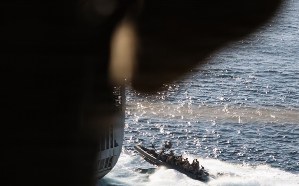 11th MEU Marines, Sailors Conduct VBSS Exercise Aboard USS Comstock