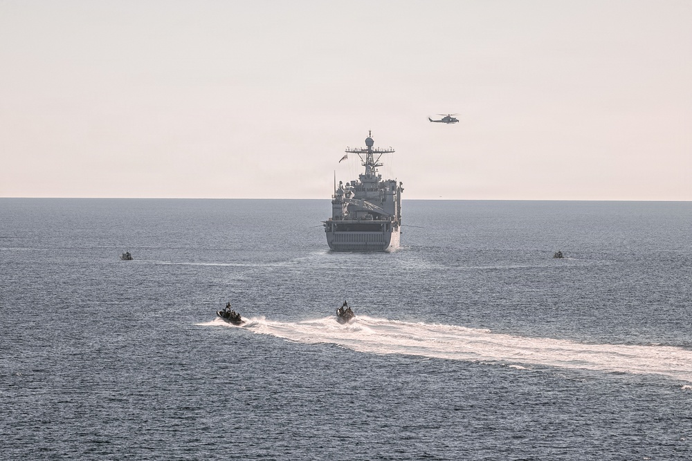 11th MEU Marines, Sailors Conduct VBSS Exercise Aboard USS Comstock