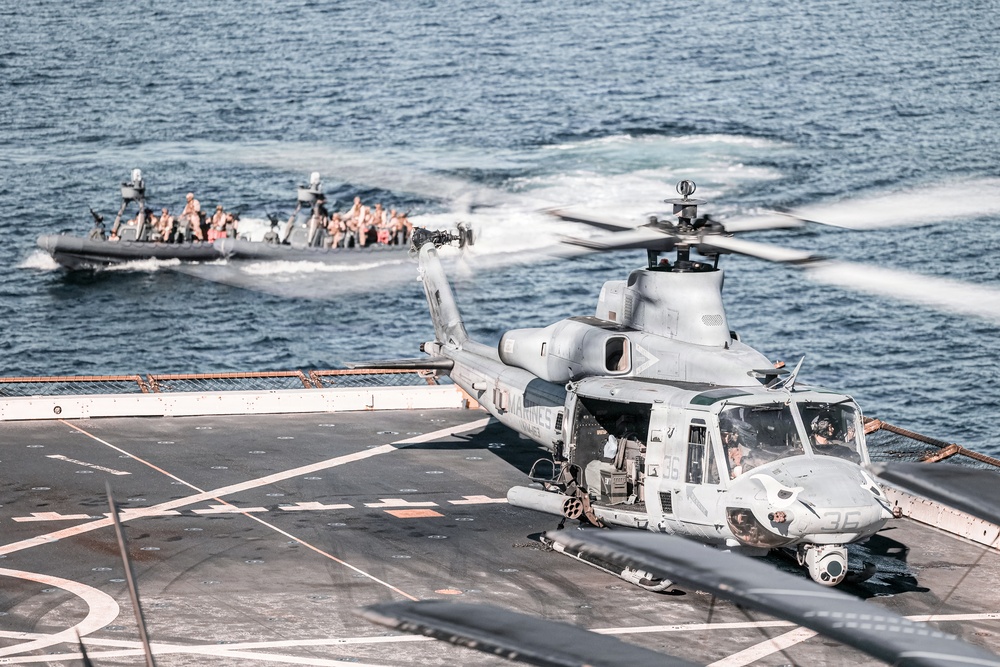 11th MEU Marines, Sailors Conduct VBSS Exercise Aboard USS Comstock