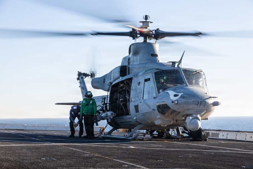 11th MEU Marines, Sailors Conduct VBSS Exercise Aboard USS Comstock
