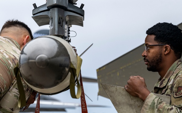 35th FW hosts B-1B Lancer and F-16 Fighting Falcon load demonstration