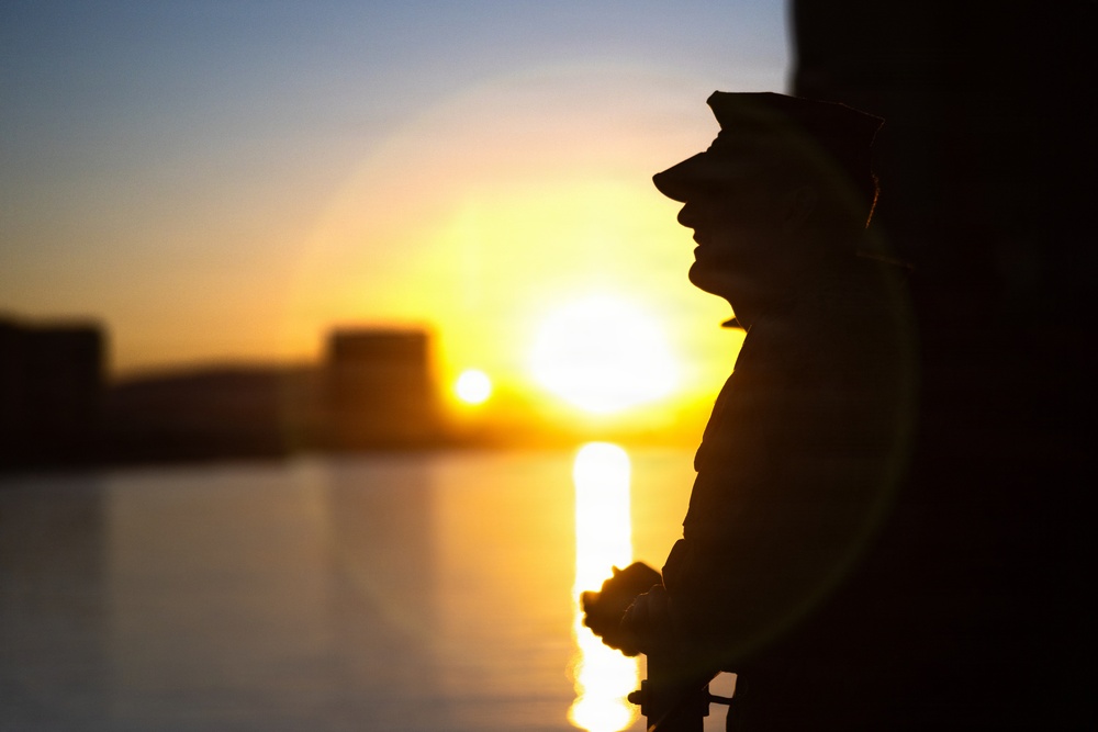 11th MEU Marines, Sailors, Pull into Port Aboard USS Comstock
