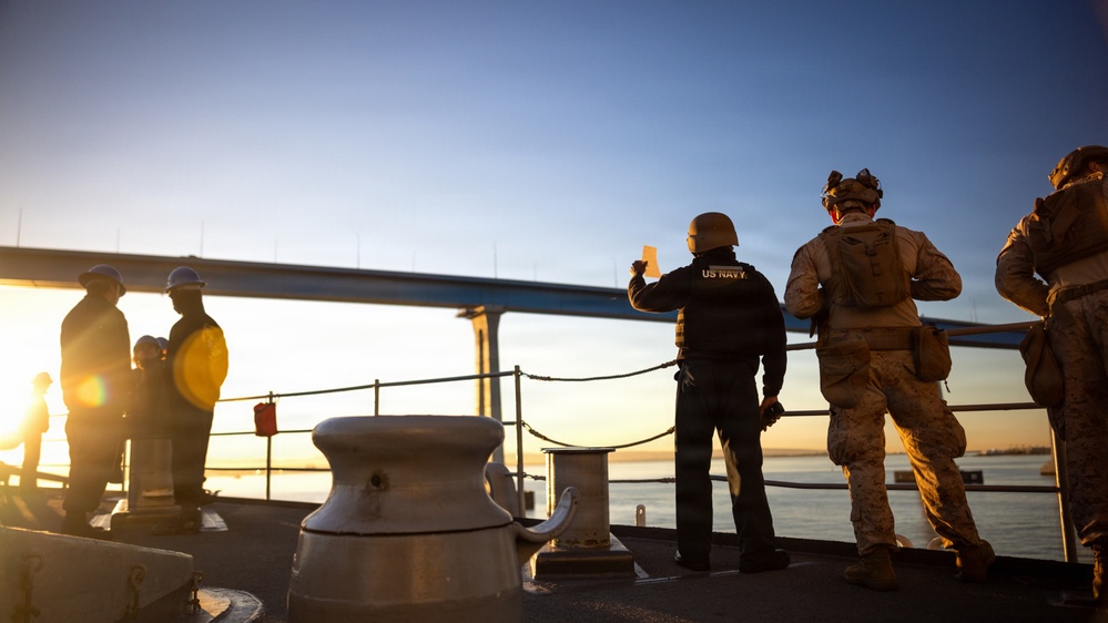 11th MEU Marines, Sailors, Pull into Port Aboard USS Comstock