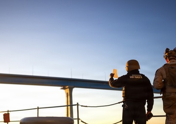 11th MEU Marines, Sailors, Pull into Port Aboard USS Comstock