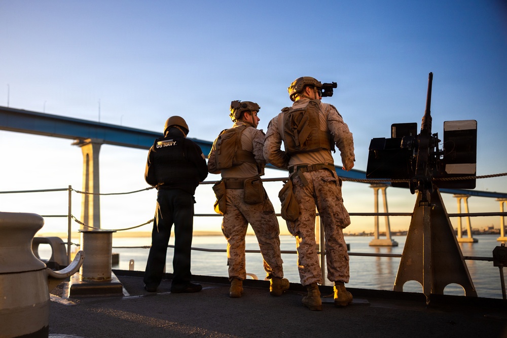 11th MEU Marines, Sailors, Pull into Port Aboard USS Comstock