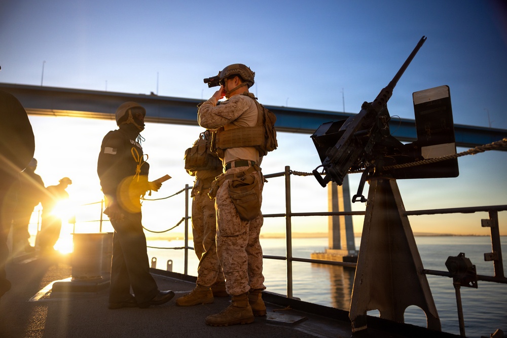 11th MEU Marines, Sailors, Pull into Port Aboard USS Comstock