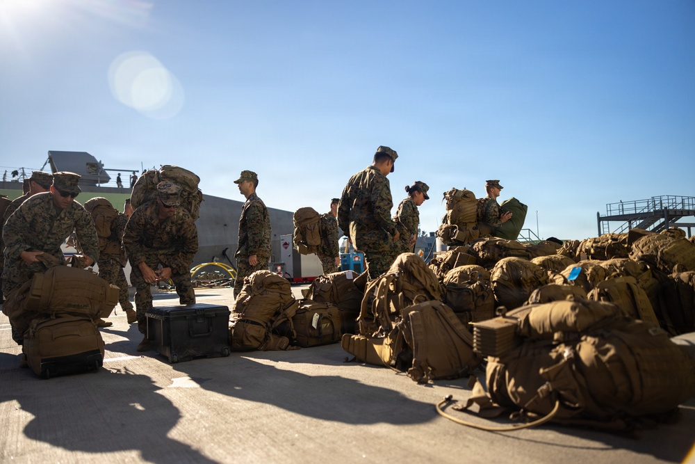 11th MEU Marines, Sailors, Pull into Port Aboard USS Comstock