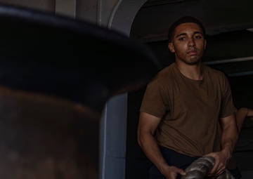 Abraham Lincoln pulls into Guam