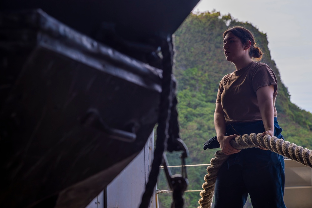 Abraham Lincoln pulls into Guam