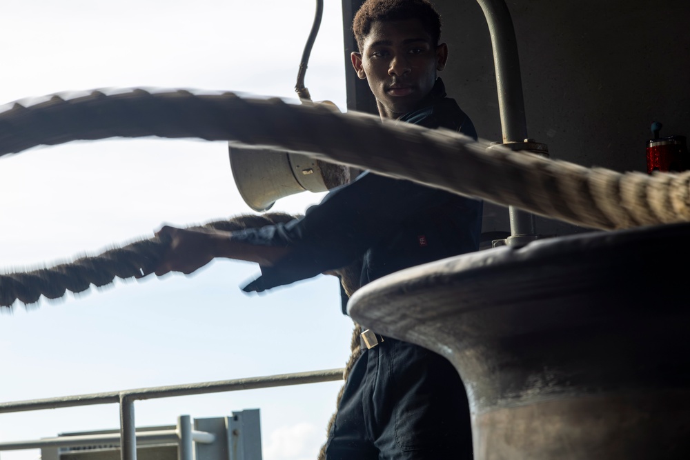 Abraham Lincoln pulls into Guam