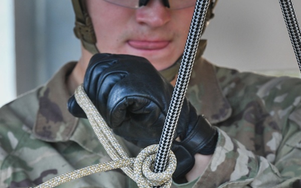 Special Warfare Zulu Course Trainees Rappel