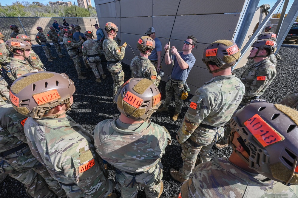 Special Warfare Zulu Course Trainees Rappel