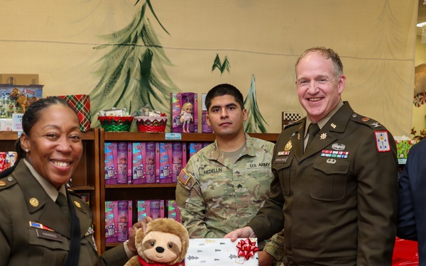 Holiday Helper Brings Hope to Service Members During Annual Holiday Event