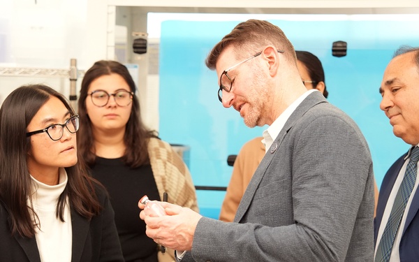 DARPA’s FSHARP Program Manager visits NAMRU San Antonio, tours Research Laboratories