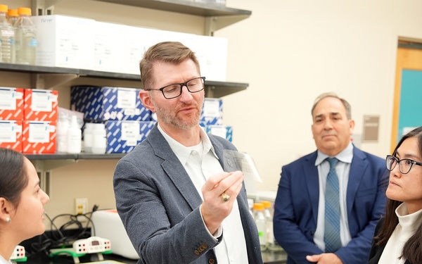 DARPA’s FSHARP Program Manager visits NAMRU San Antonio, tours Research Laboratories