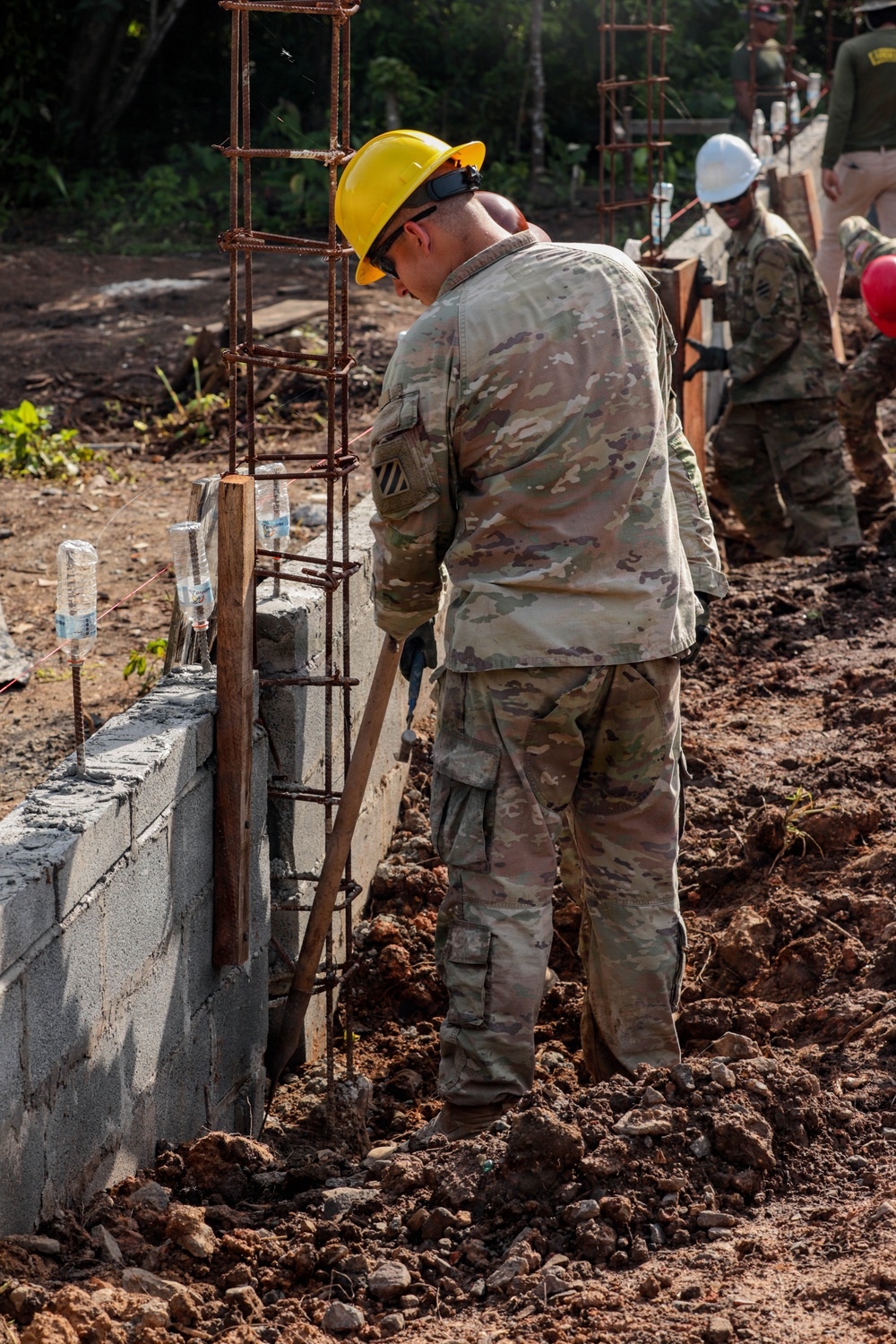 3rd Infantry Division Engineers Construct New Buildings with Panamanian Security Services