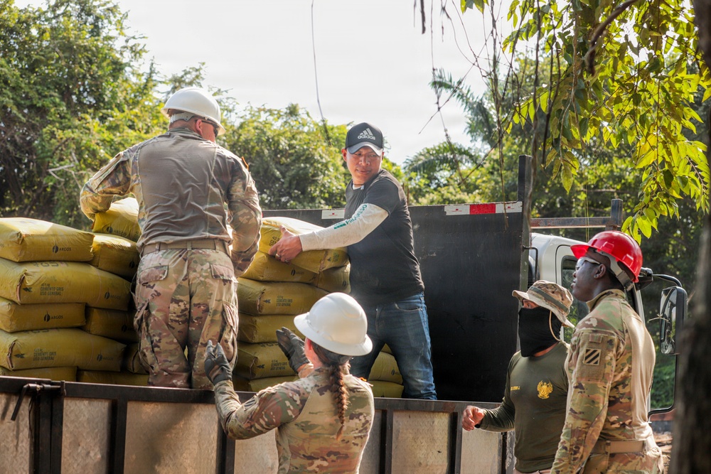 3rd Infantry Division Engineers Construct New Buildings with Panamanian Security Services