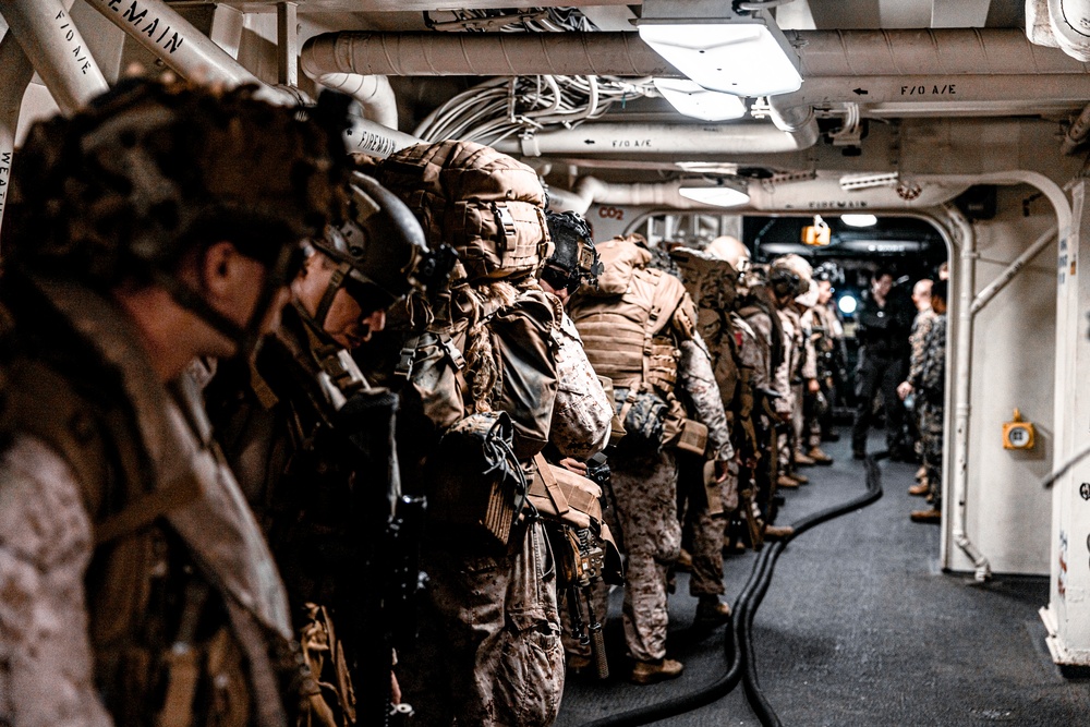 11th MEU Marines, Sailors disembark USS Portland
