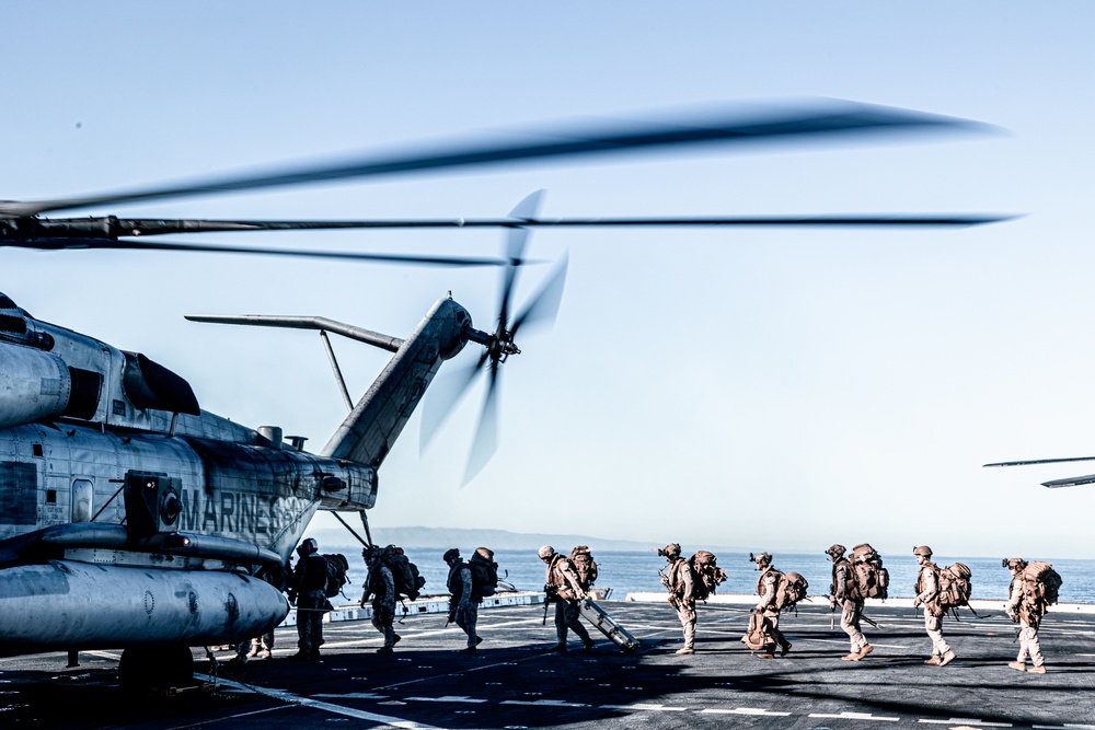 11th MEU Marines, Sailors disembark USS Portland