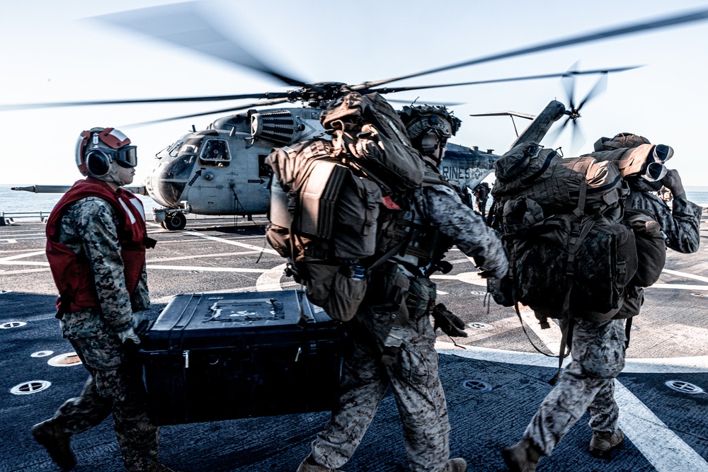 11th MEU Marines, Sailors disembark USS Portland