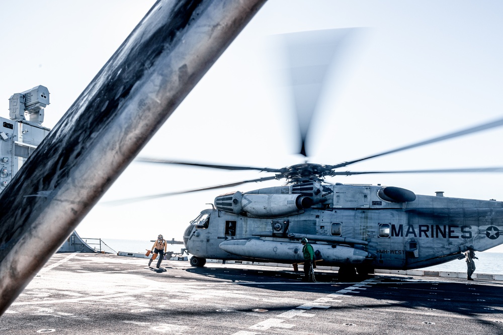 11th MEU Marines, Sailors disembark USS Portland