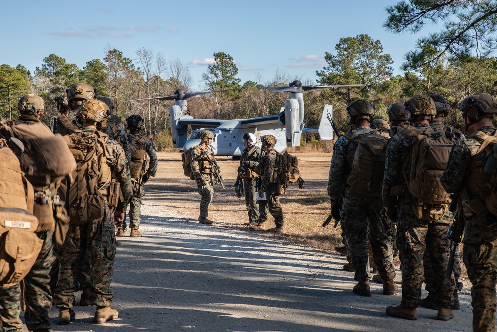 V32 and VMM-365 (REIN) Conduct Insert and Extract Drills