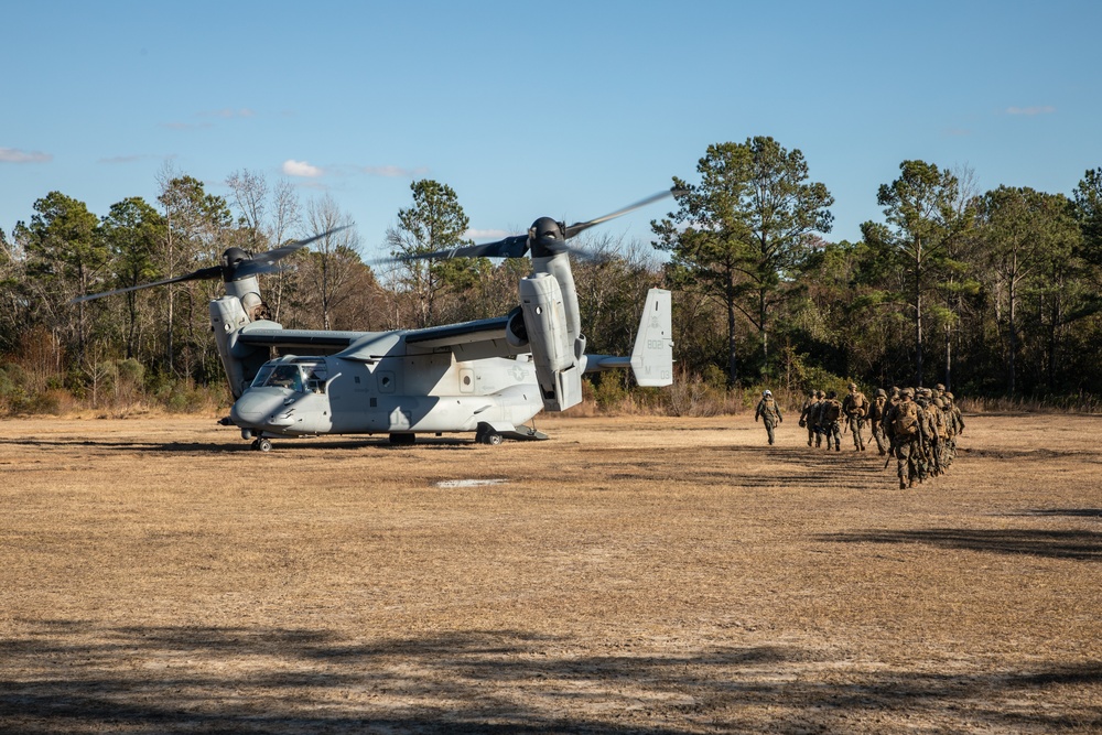 V32 and VMM-365 (REIN) Conduct Insert and Extract Drills