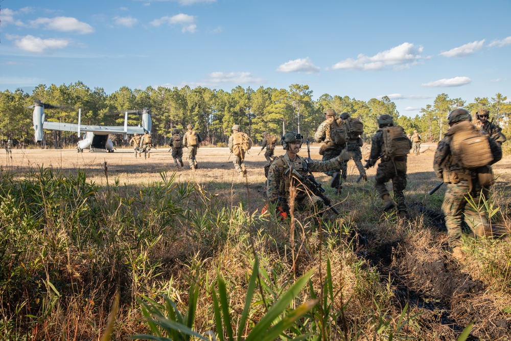 V32 and VMM-365 (REIN) Conduct Insert and Extract Drills
