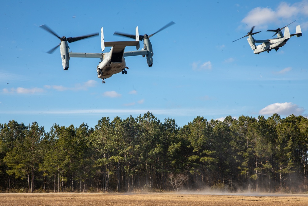V32 and VMM-365 (REIN) Conduct Insert and Extract Drills