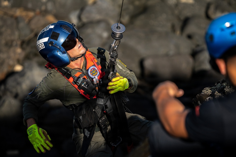 U.S. Coast Guard Air Station Barbers Point conducts vertical surface training