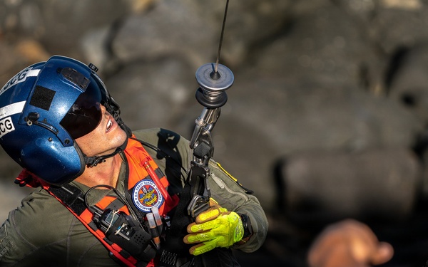 U.S. Coast Guard Air Station Barbers Point conducts vertical surface training