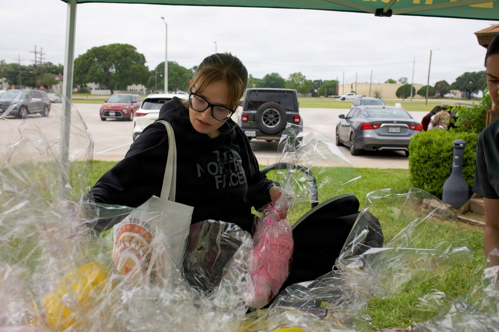 89th MP, Cavalry Family Housing celebrate military spouses, families