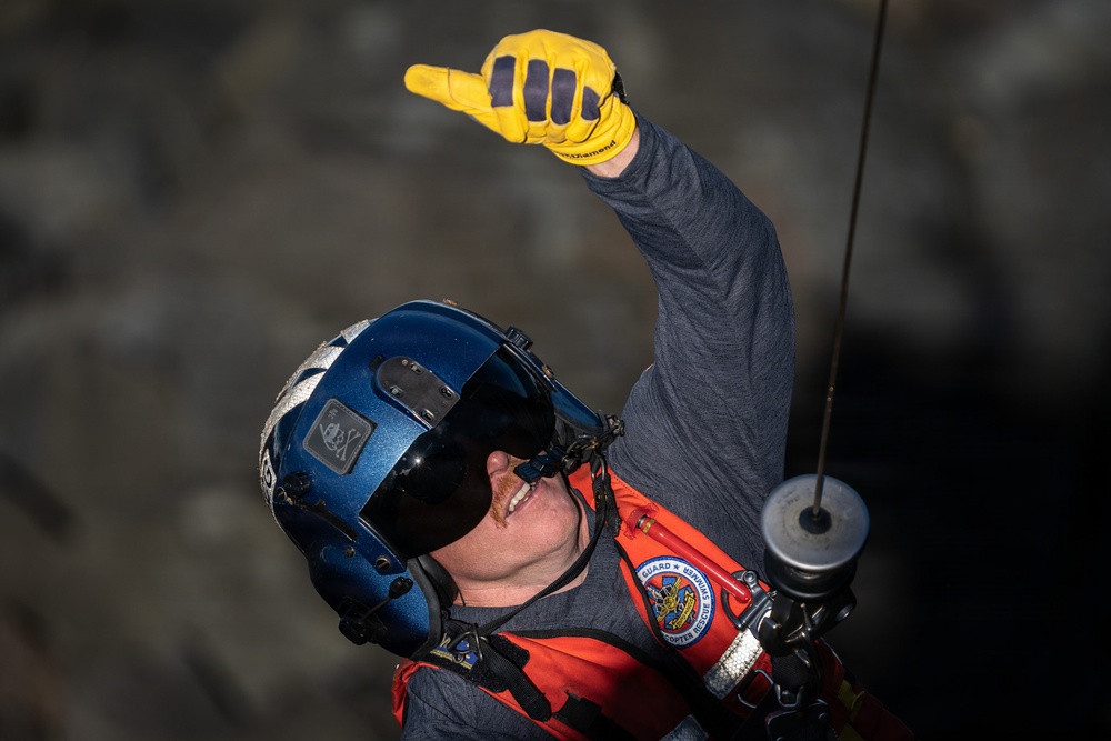 U.S. Coast Guard Air Station Barbers Point conducts vertical surface training