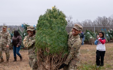 Fort Leonard Wood service members pick out free, live trees thanks to Trees for Troops