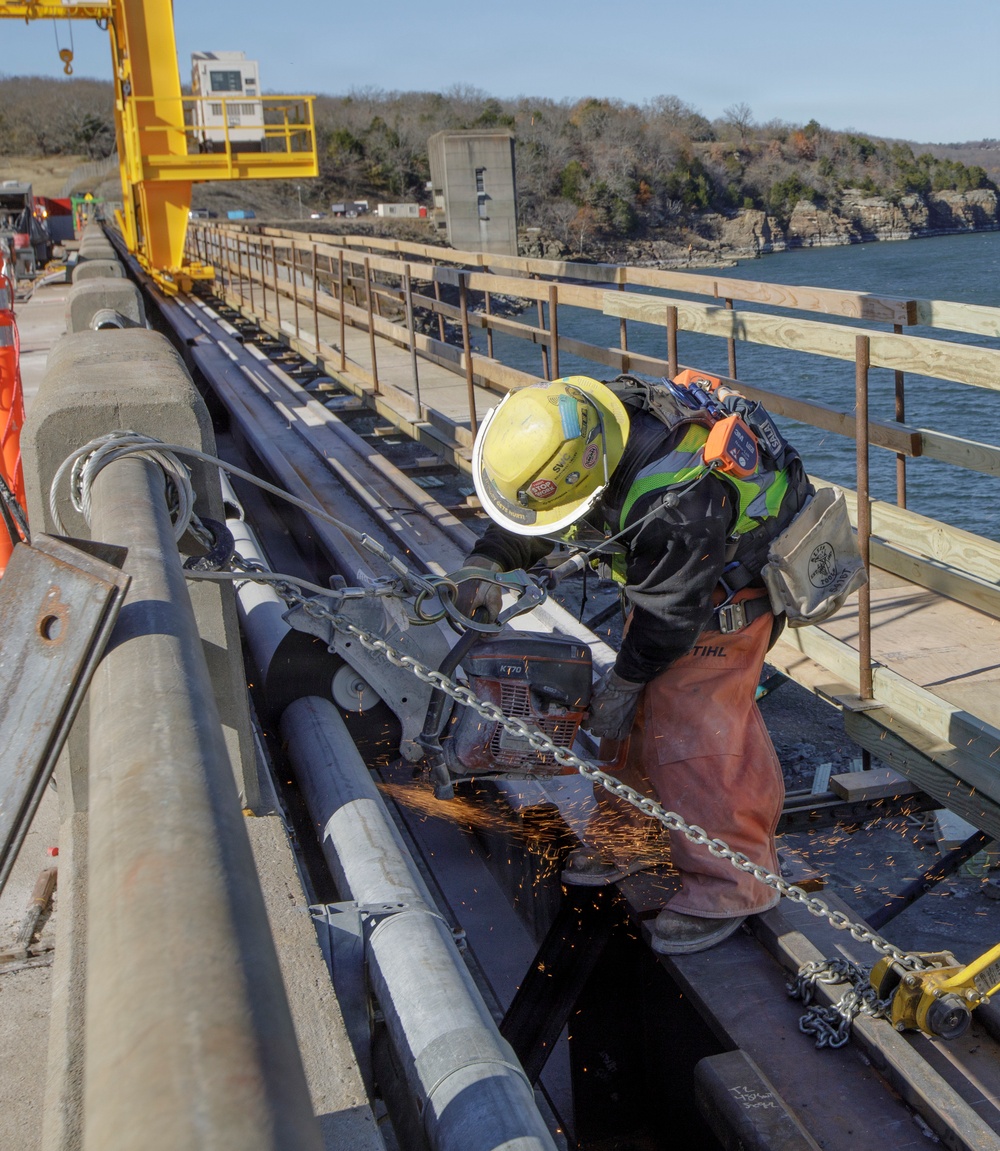 One piece at a time: Tulsa District begins Tenkiller spillway bridge demolition