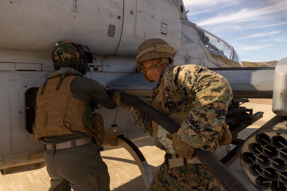 Steel Knight 25: Diamondbacks, Stingers conduct forward refueling