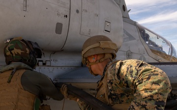 Steel Knight 25: Diamondbacks, Stingers conduct forward refueling